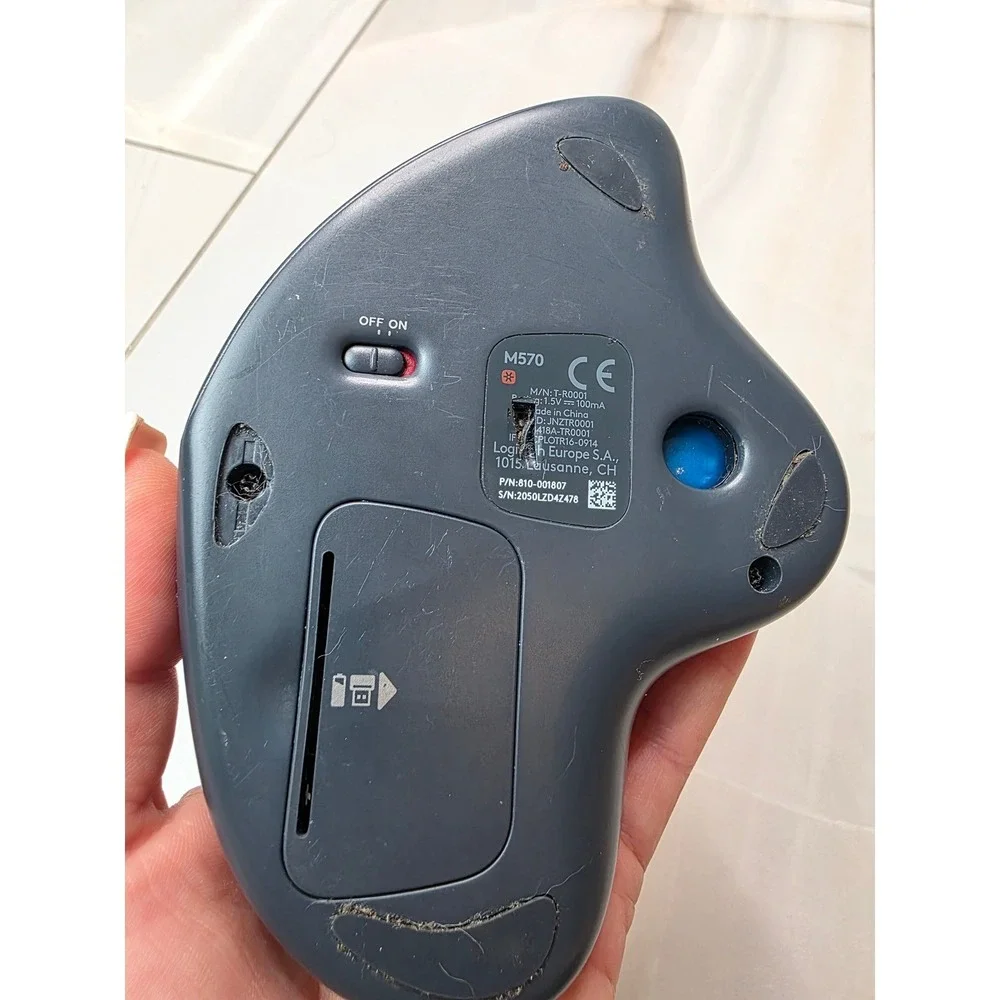 Logitech‎ M570 Wireless Trackball Mouse Ergonomic Black Blue 910-001799